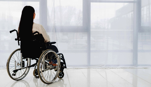 Гражданам, которые ухаживают за инвалидами и пожилыми людьми, станет проще оформить компенсационные выплаты